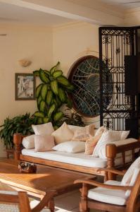 Maweni House - Beachfront, Pool, AC & Cook