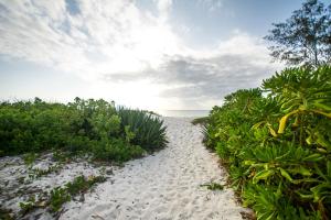 Maweni House - Beachfront, Pool, AC & Cook