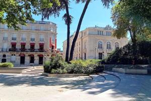 Maisons de vacances LES LOGES DU THEATRE 6 a 12 personnes IMMEUBLE DE 3 APPARTEMENTS ENTIERS 6 CHAMBRES 9 LITS degustation champagne offert : photos des chambres