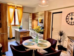 Maisons de vacances LES LOGES DU THEATRE 6 a 12 personnes IMMEUBLE DE 3 APPARTEMENTS ENTIERS 6 CHAMBRES 9 LITS degustation champagne offert : photos des chambres