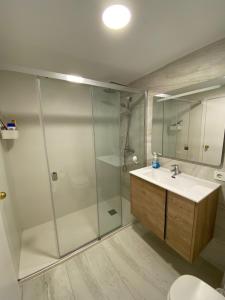 A 50 metros del mar y en 2 paradas de bus estas en el centro de Alicante