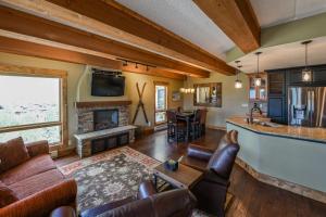 5th Floor 2BD 2BA Condo with Magnificent Views