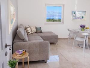 Modern Apartment for 4 persons, Sea view, near the beach, Parking