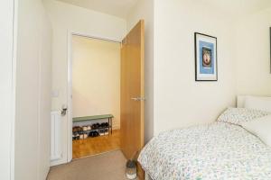 Urban Chic: Modern Flat East London next to canal