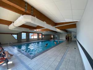 Appartement 4-6 personnes à Valmeinier 1800 résa du samedi au samedi avec piscine intérieure chauffée