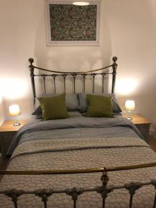 2 bed self contained short & medium Term available