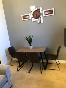 2 bed self contained short & medium Term available