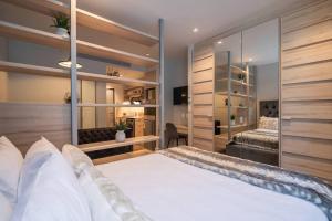 Contemporary City Oasis