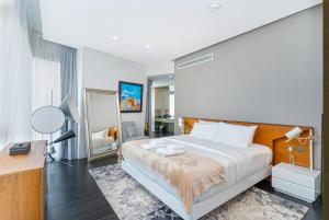 Luxury 2BR Marina & Palm View High floor