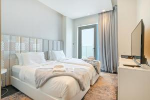 Luxury 2BR Marina & Palm View High floor