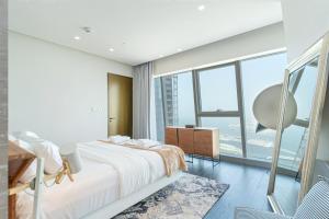 Luxury 2BR Marina & Palm View High floor