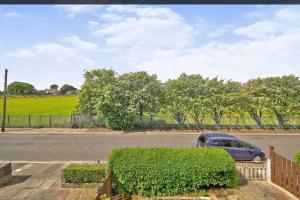 Modern Family home large garden free parking