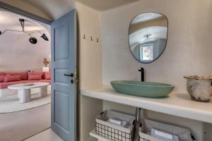 Hermes Cave House by Oias Local Cave Houses