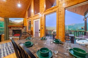5 miles to Smokies! Stunning views! Hot Tub Pool Table Arcades 2 fireplaces! Quiet and Private