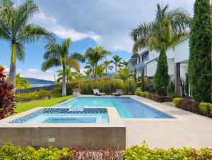 Lago Calima Bliss: Secret Garden Paradise in Darien