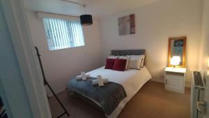 Leeson House in Harborne, Birmingham near Botanical Gardens, Queen Elizabeth Hospital, Birmingham University, Utilita Arena, Edgbaston Cricket Ground, Cadbury World and the Midland Art Centre, with free parking