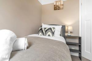 Spacious 4-bed Home Garden, Parking & Near City