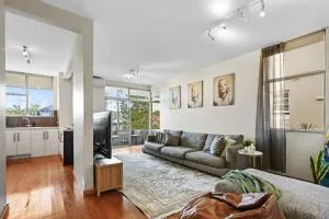 Sunny Bondi Retreat: Beach & Culture Unite! - Bronte