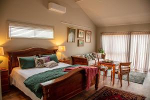 Meander Retreat - King Suite with rural views
