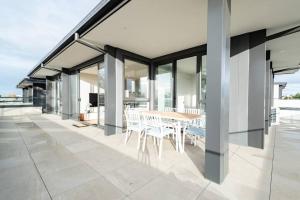 3BR w Free Parking - Walk to Chadstone!