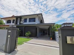 Family Holiday House @Civic Centre Dewan Suarah - 4hvězdičkové hotely ve městě Sibu