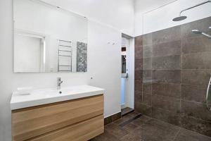 FAB05-Charming Leafy 3BR Home, Walk To Manly Beach