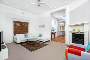 FAB05-Charming Leafy 3BR Home, Walk To Manly Beach