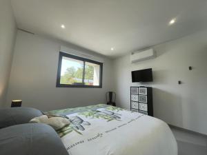 Maisons de vacances Gite Couzon, 3 pieces, 4 personnes - FR-1-489-471 : photos des chambres