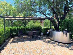 Seaview flat with pool & parking