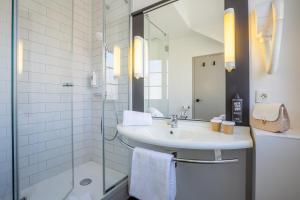 Hotels ibis Blois Centre Chateau : Chambre Familiale avec 1 Lit Double et 1 Lit Superposé