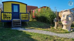 Maisons de vacances Roulotte et Jacuzzi de Rachel au Domaine du Reuze : photos des chambres