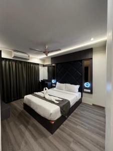 Hotel Classio Andheri - Near DN Nagar Metro Station