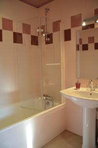 B&B / Chambres d'hotes Domaine Maltoff : Chambre Triple avec Salle de Bains Privative