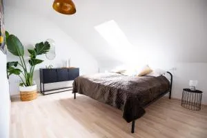 Design-Ferienwohnung in Kelberg am Nürburgring: Platz für 6, Küche, WiFi, Netflix - Ueß