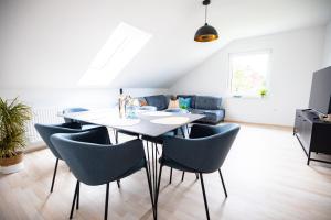 Design-Ferienwohnung in Kelberg am Nürburgring: Platz für 6, Küche, WiFi, Netflix