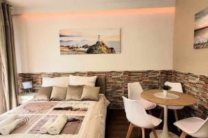 Modern Apartment SANDY BEACH down town, aquapark, free parking