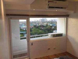 Cozy35sqm w parking balcony WifiNetflix near Mall