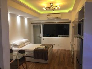 Cozy35sqm w parking balcony WifiNetflix near Mall