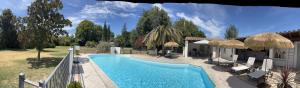 Maisons d'hotes Alpilles Camargue Mas Falabrego : Chambre Double - Vue sur Piscine