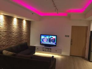 Cozy60sqm 1BR balcony/prking/Wifi/Ntflix near Mall