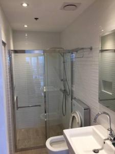 Cozy60sqm 1BR balconyprkingWifiNtflix near Mall