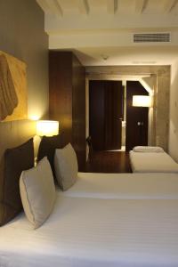 Triple Room room in Carris Casa de la Troya