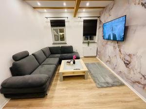 Best Central Apartment - am Marktplatz - Up to 5 - Next to Frankfurt and Hanau - Coffee and Snacks - Netflix, Prime, Disney