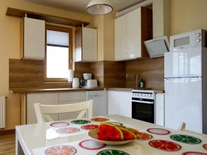 Apartament kremowy nad morzem