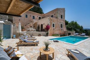 Butterfly, a historical villa with pool & hot tub!