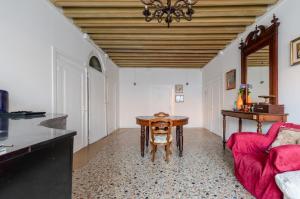 Lovely & Roomy Venetian Apartment x7!