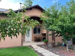 בחצר של יאיר - Odem