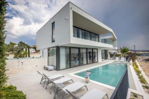 Alluring Rogoznica Villa - 5 Bedrooms - Private Infinity Pool with Stunning Views 