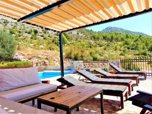 STONE VILLA-MILAN Pool Sea View Lounge Room 