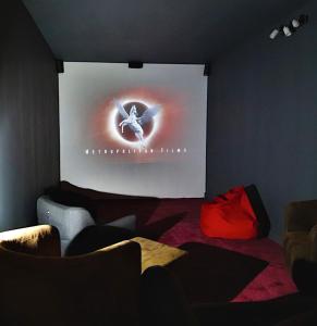 Chalet with Ski Slope Views, Jacuzzi & Cinema Room